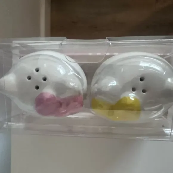 Hello kitty ceramic salt and pepper shaker set NEW never opened dinner ware - Picture 8 of 8